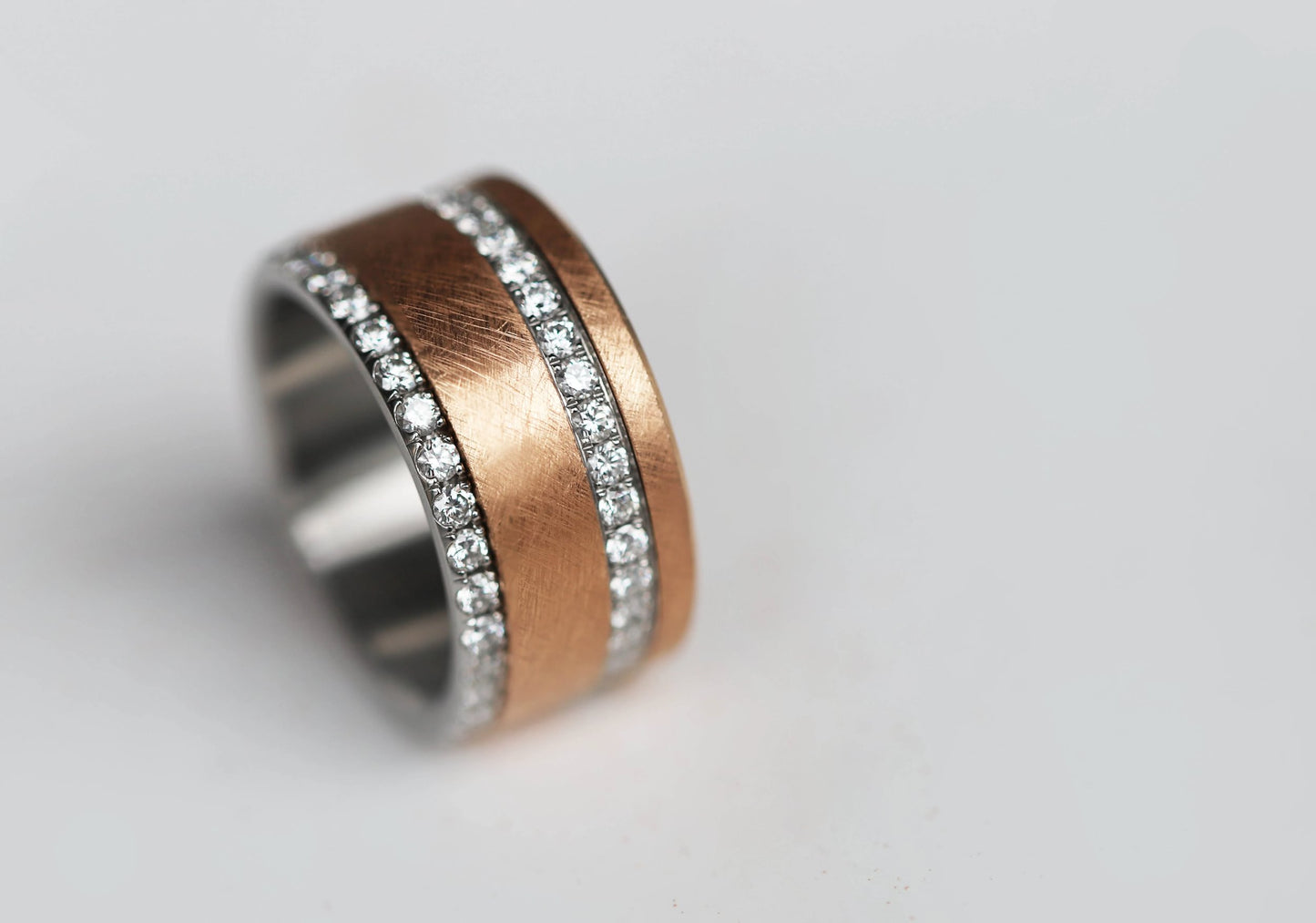 Bague complète mood joaillerie avec diamants - Lumière dorée
