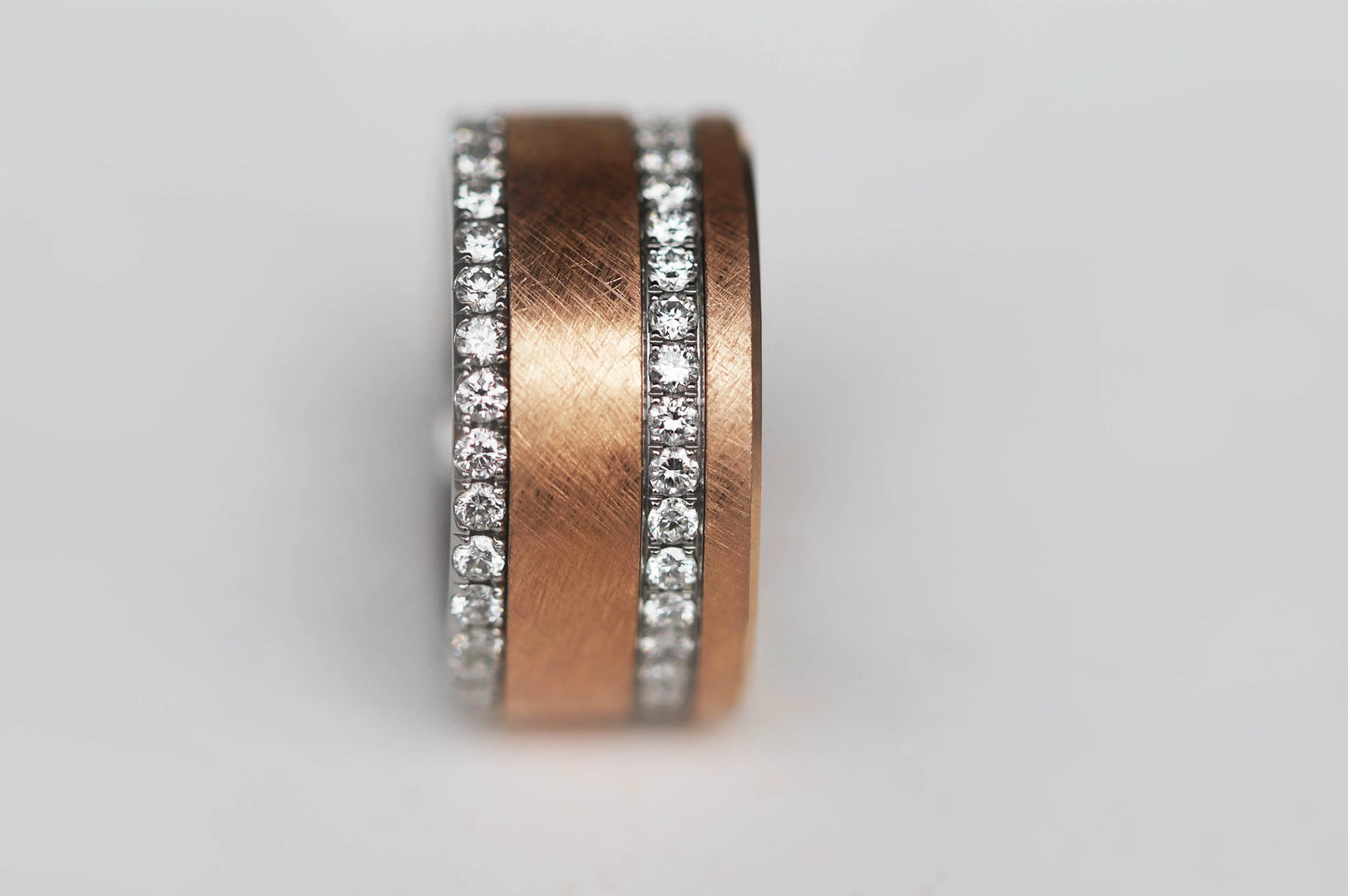 Bague complète mood joaillerie avec diamants - Lumière dorée
