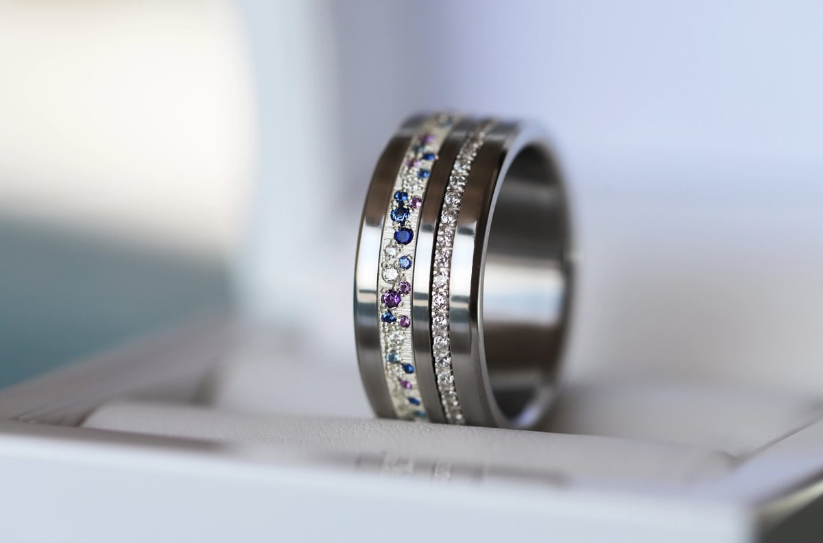 Luxus-Ring - medium Yarrow Sommer – Innenring aus Silber mit Diamanten, Saphire und Amethysten besetzt