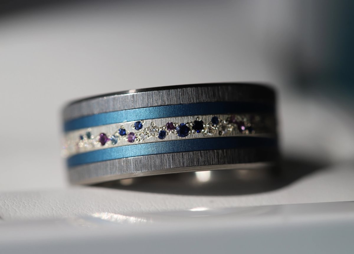Luxus-Ring - medium Yarrow Sommer – Innenring aus Silber mit Diamanten, Saphire und Amethysten besetzt