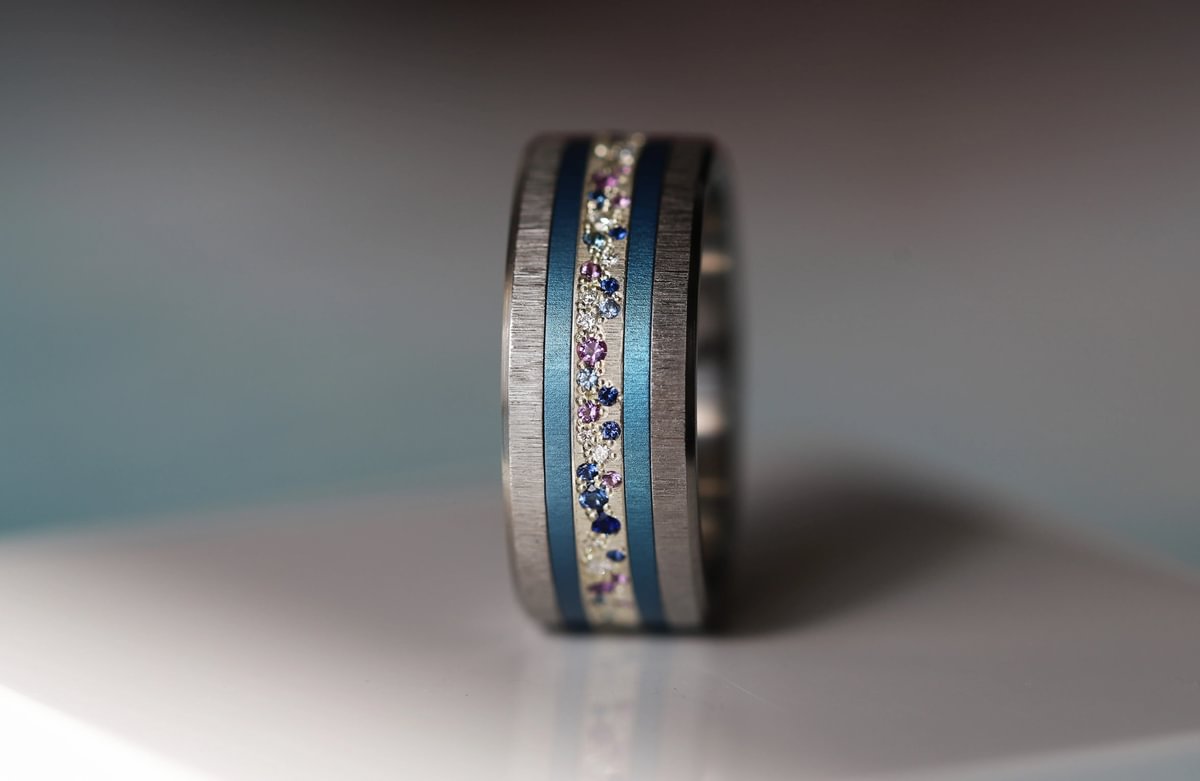 Luxus-Ring - medium Yarrow Sommer – Innenring aus Silber mit Diamanten, Saphire und Amethysten besetzt