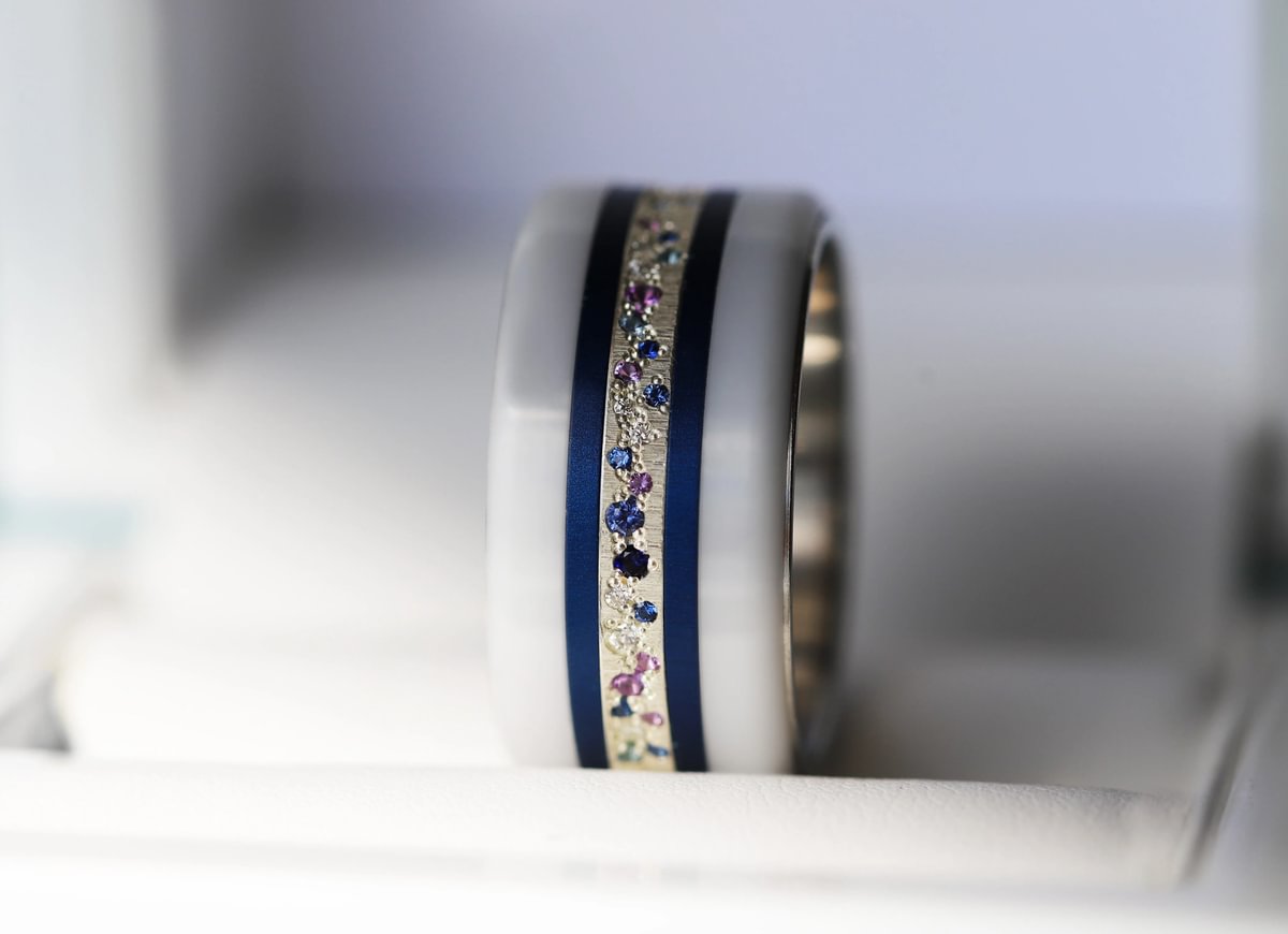 Luxus-Ring - medium Yarrow Sommer – Innenring aus Silber mit Diamanten, Saphire und Amethysten besetzt