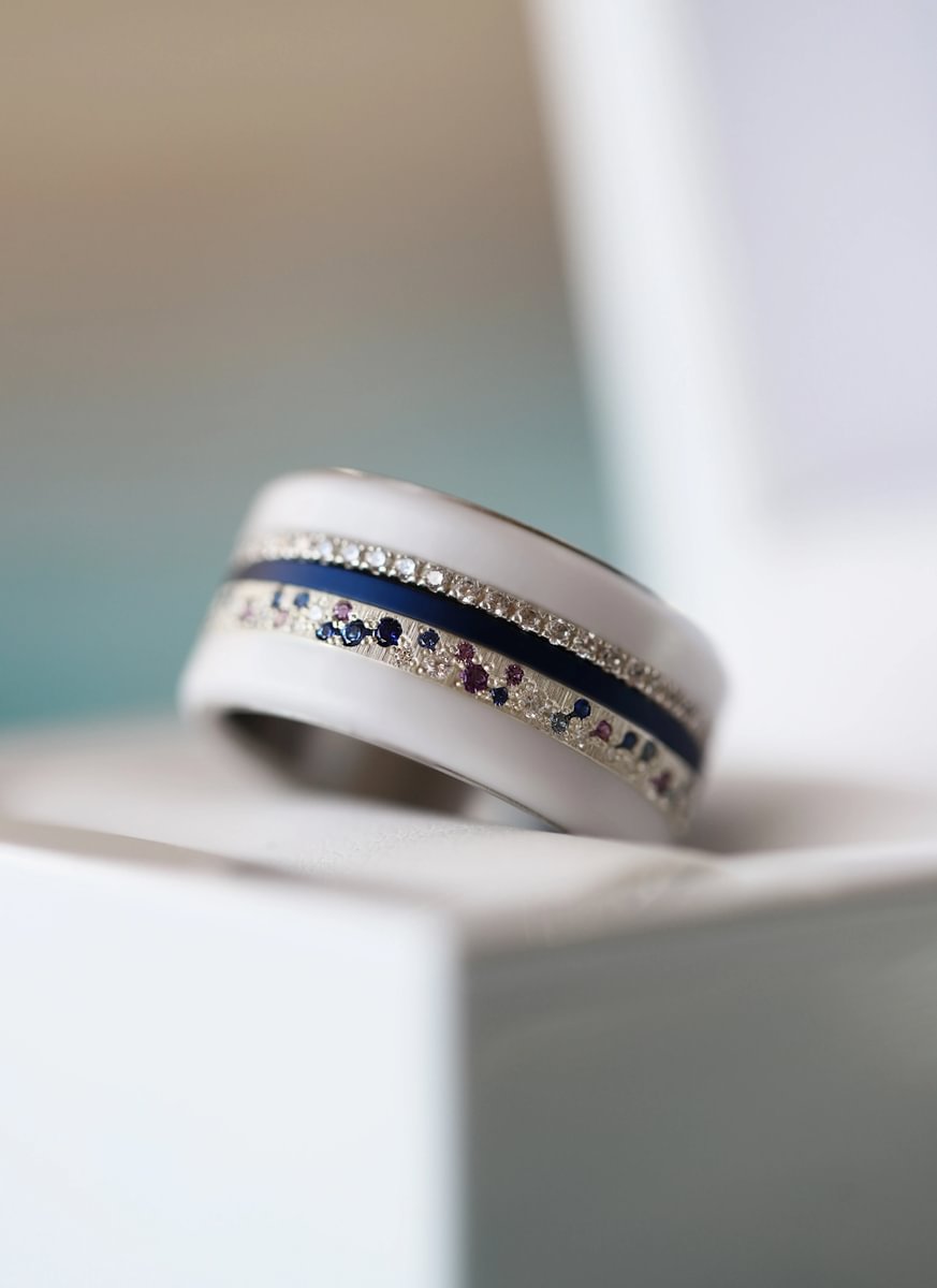 Luxus-Ring - medium Yarrow Sommer – Innenring aus Silber mit Diamanten, Saphire und Amethysten besetzt
