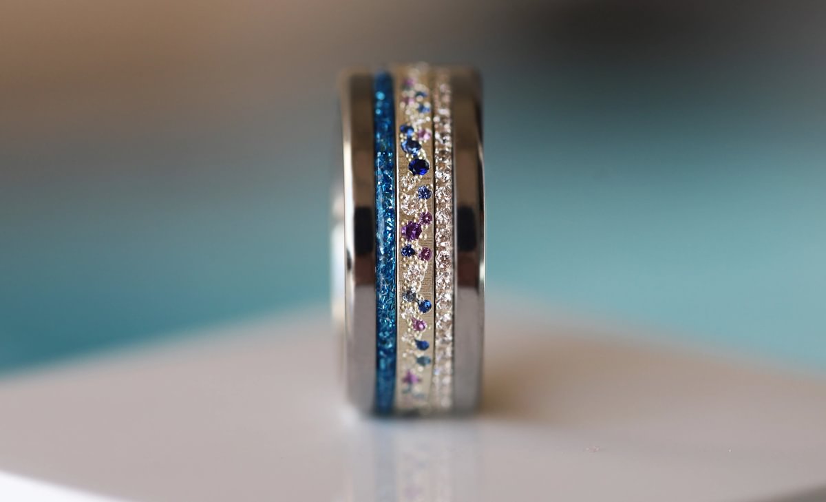 Luxus-Ring - medium Yarrow Sommer – Innenring aus Silber mit Diamanten, Saphire und Amethysten besetzt