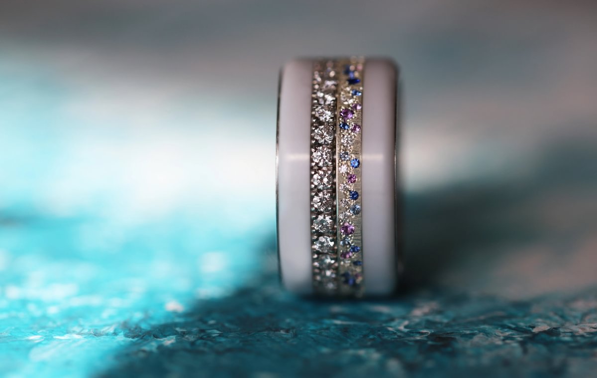 Luxus-Ring - medium Yarrow Sommer – Innenring aus Silber mit Diamanten, Saphire und Amethysten besetzt