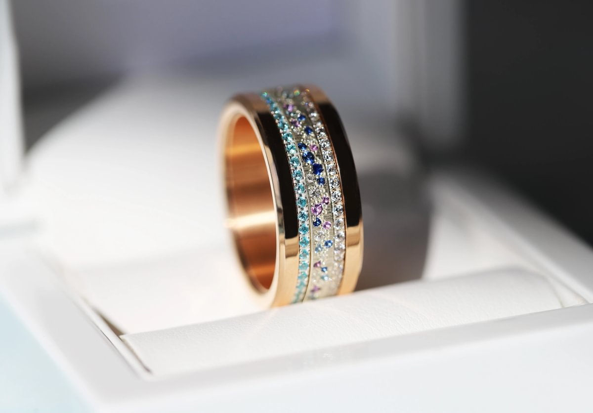 Luxus-Ring - medium Yarrow Sommer – Innenring aus Silber mit Diamanten, Saphire und Amethysten besetzt
