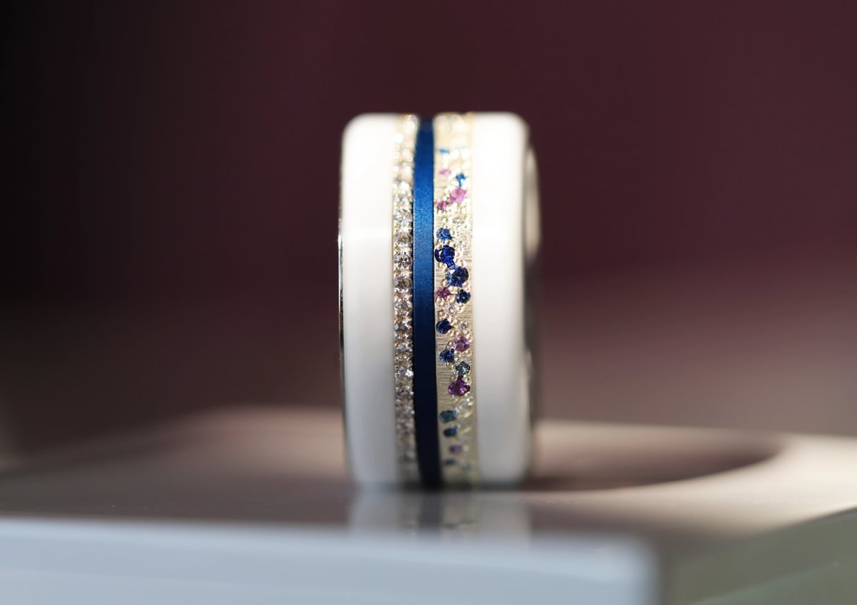 Luxus-Ring - medium Yarrow Sommer – Innenring aus Silber mit Diamanten, Saphire und Amethysten besetzt