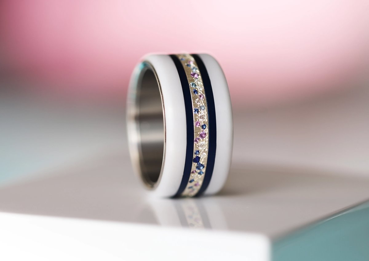 Luxus-Ring - medium Yarrow Sommer – Innenring aus Silber mit Diamanten, Saphire und Amethysten besetzt