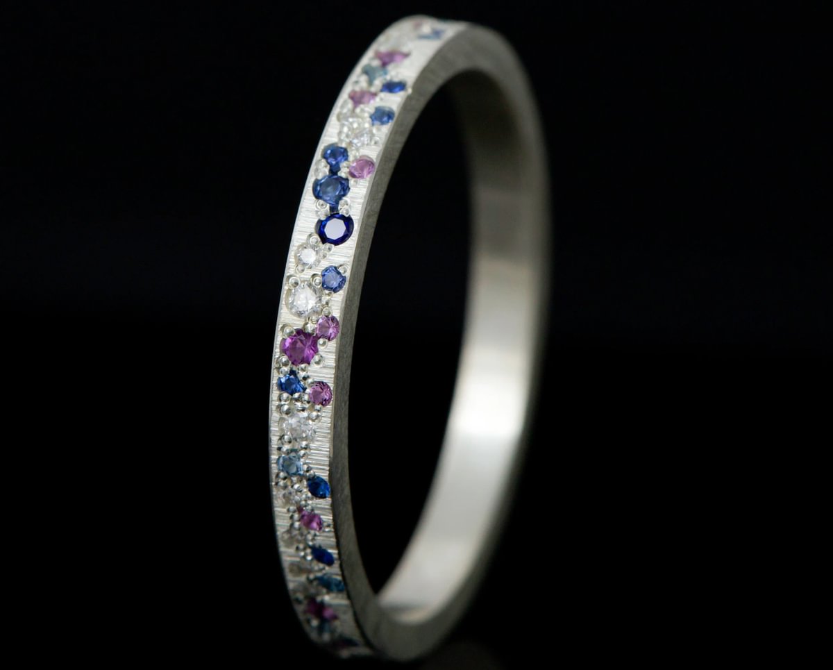 Luxus-Ring - medium Yarrow Sommer – Innenring aus Silber mit Diamanten, Saphire und Amethysten besetzt