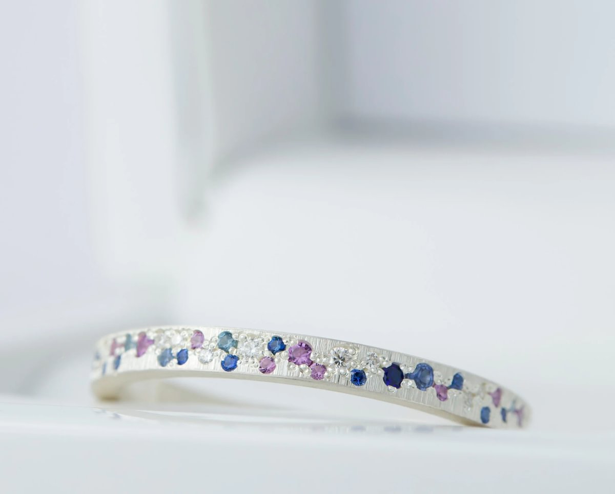 Luxus-Ring - medium Yarrow Sommer – Innenring aus Silber mit Diamanten, Saphire und Amethysten besetzt