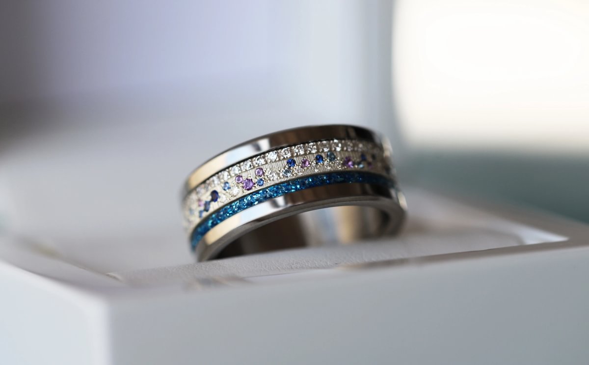 Luxus-Ring - medium Yarrow Sommer – Innenring aus Silber mit Diamanten, Saphire und Amethysten besetzt