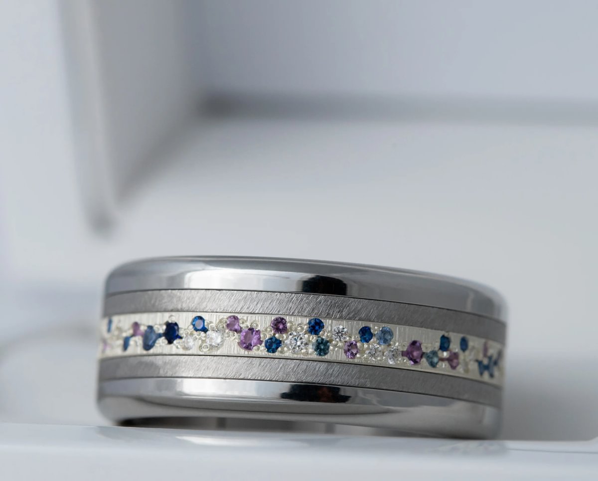 Luxus-Ring - medium Yarrow Sommer – Innenring aus Silber mit Diamanten, Saphire und Amethysten besetzt
