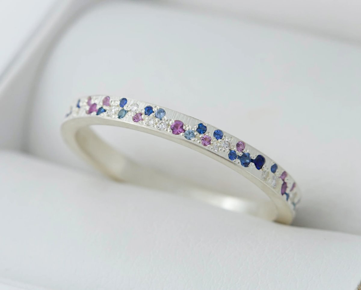 Luxus-Ring - medium Yarrow Sommer – Innenring aus Silber mit Diamanten, Saphire und Amethysten besetzt