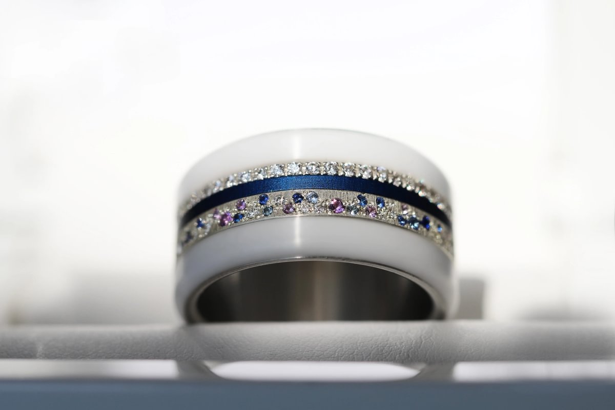 Luxus-Ring - medium Yarrow Sommer – Innenring aus Silber mit Diamanten, Saphire und Amethysten besetzt