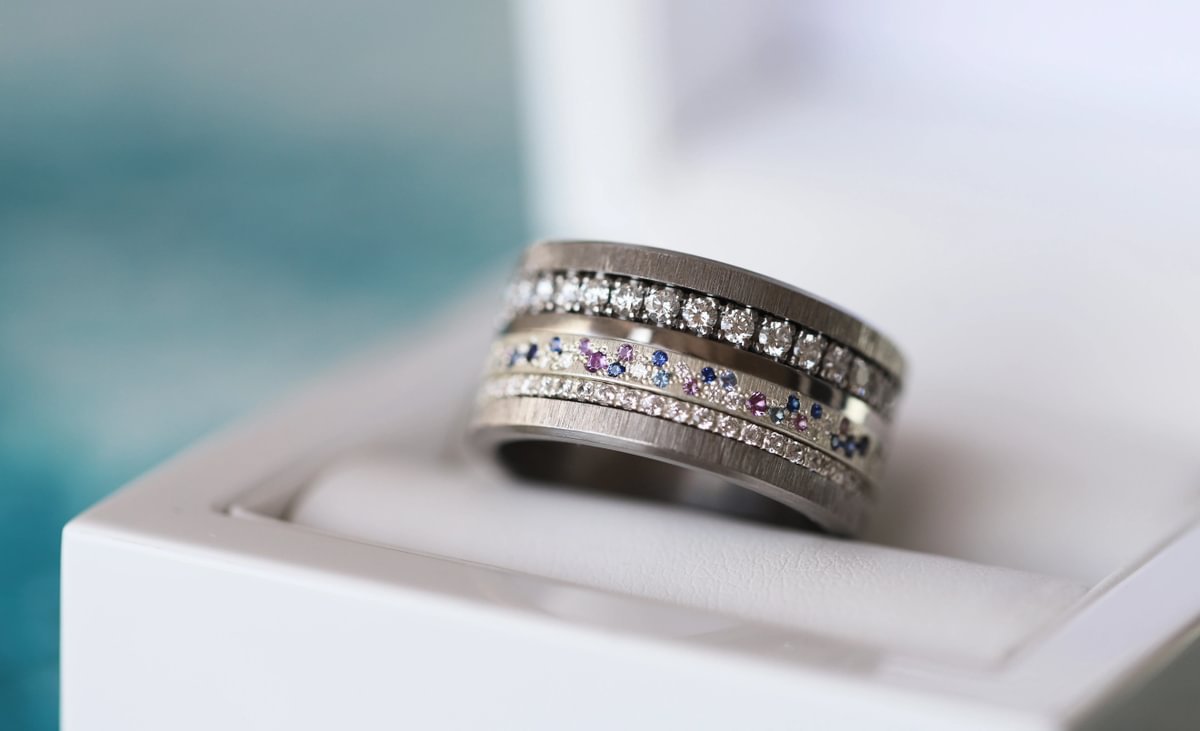 Luxus-Ring - medium Yarrow Sommer – Innenring aus Silber mit Diamanten, Saphire und Amethysten besetzt