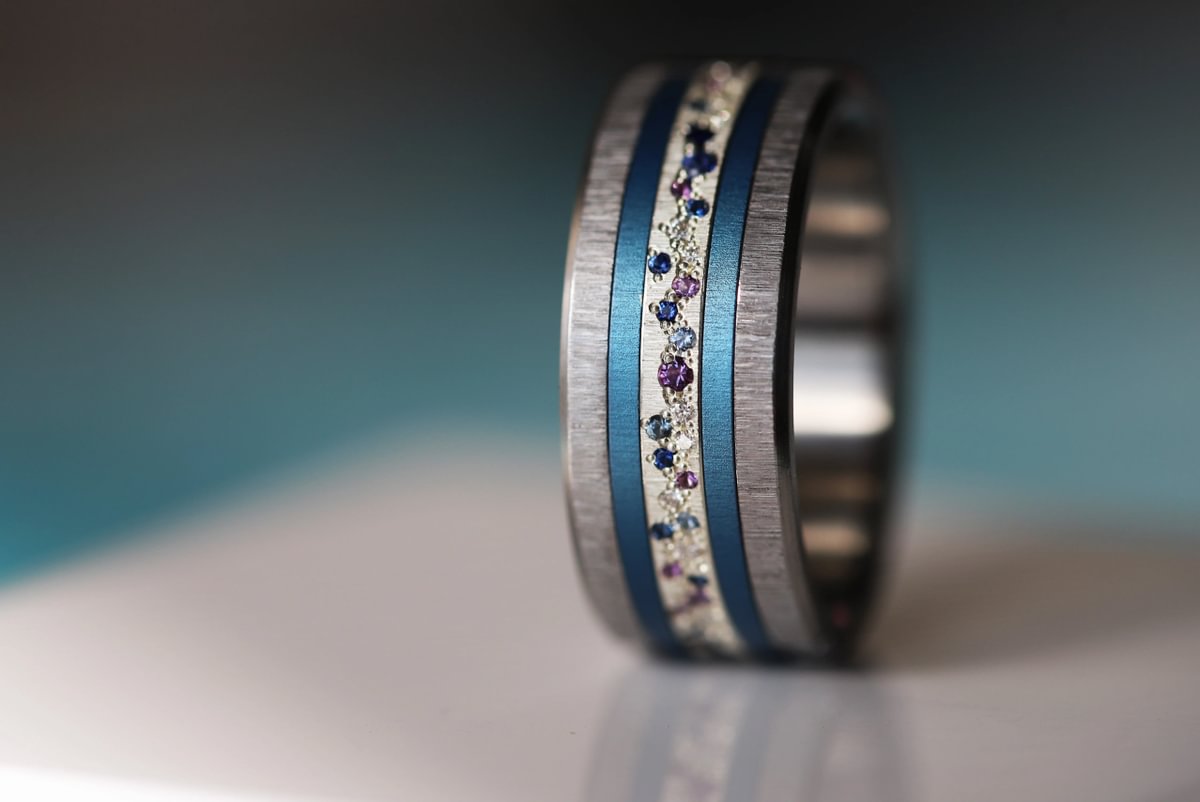 Luxus-Ring - medium Yarrow Sommer – Innenring aus Silber mit Diamanten, Saphire und Amethysten besetzt