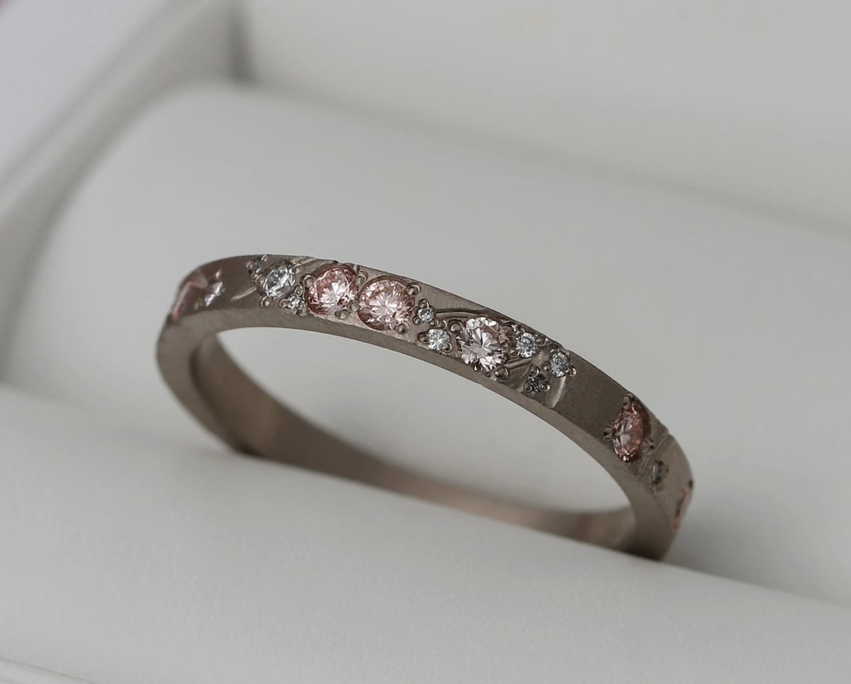 Innenring aus 18K Graugold (Medium Addon) Hanami 02 mit Diamanten und "Pur" rosa Diamanten für mood Luxus-Ring