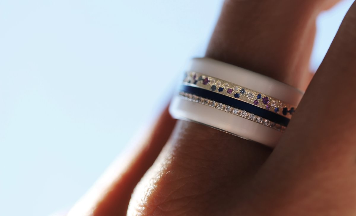 Luxus-Ring - medium Yarrow Sommer – Innenring aus Silber mit Diamanten, Saphire und Amethysten besetzt