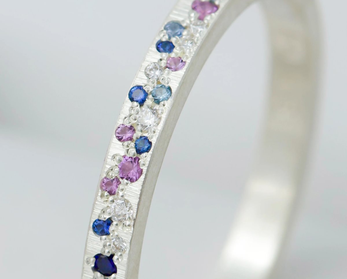 Luxus-Ring - medium Yarrow Sommer – Innenring aus Silber mit Diamanten, Saphire und Amethysten besetzt