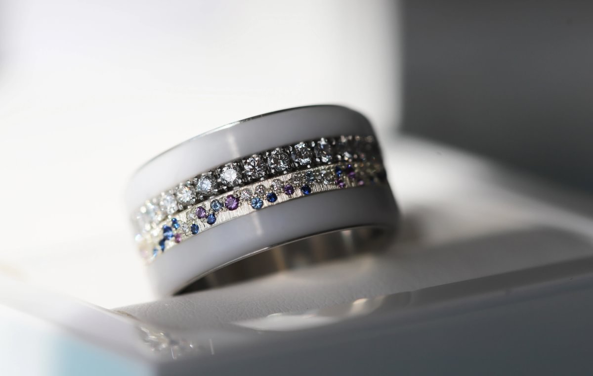 Luxus-Ring - medium Yarrow Sommer – Innenring aus Silber mit Diamanten, Saphire und Amethysten besetzt
