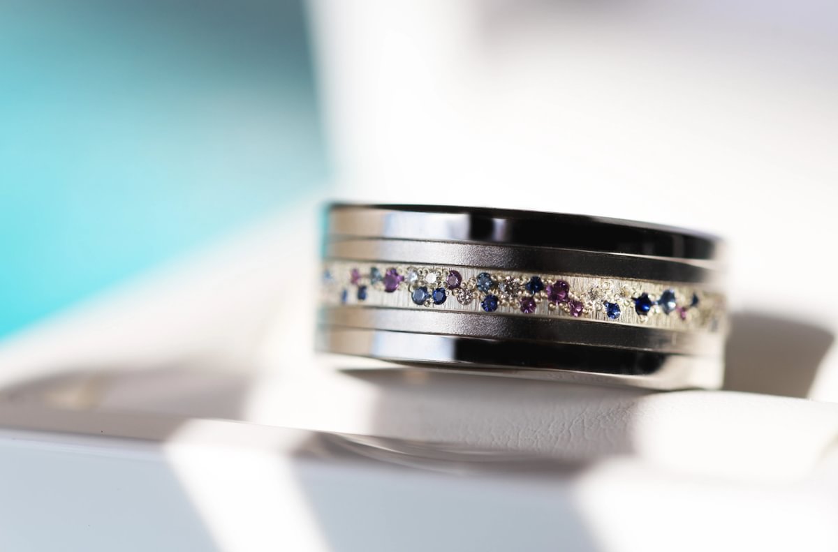 Luxus-Ring - medium Yarrow Sommer – Innenring aus Silber mit Diamanten, Saphire und Amethysten besetzt