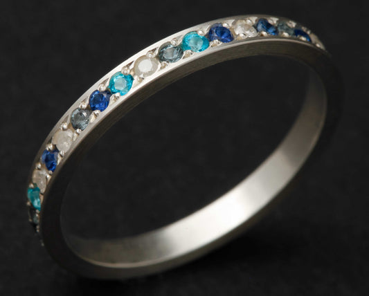 Medium argent entièrement serti de pierres multicolores - Paon