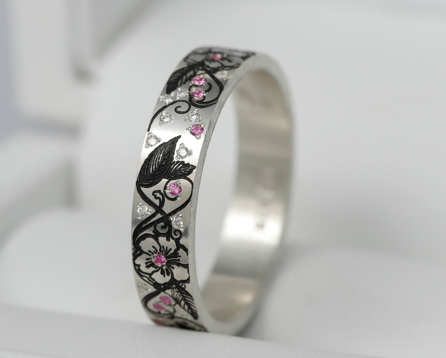 Addon en argent serti de diamants blancs et saphirs roses "Éclosion"