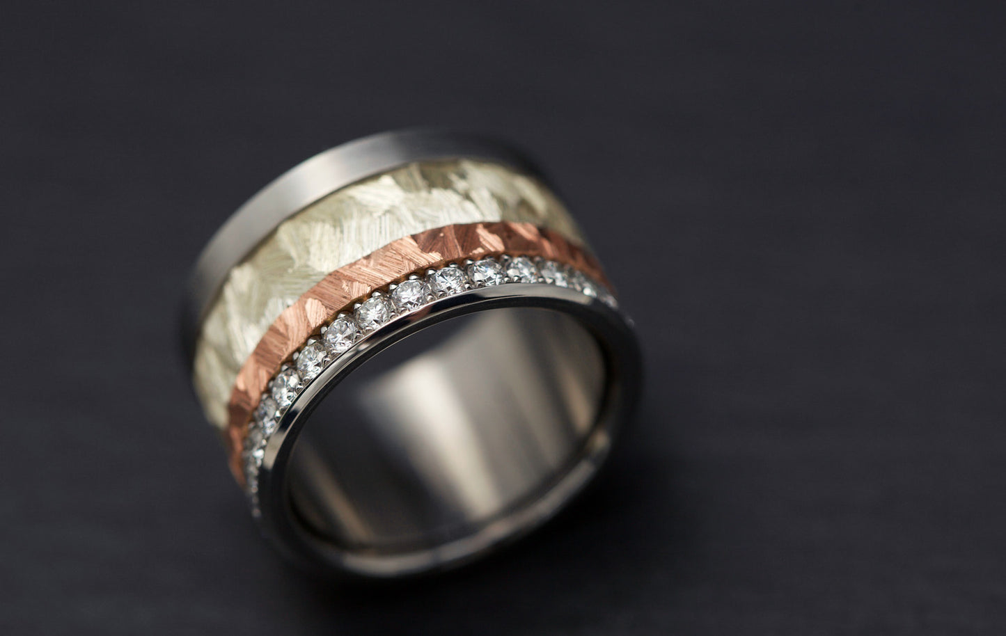 Base large entièrement sertie de diamants 2.1mm sur un côté