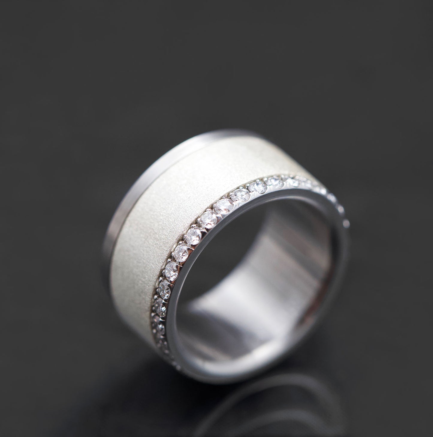 Base small entièrement sertie de diamants 1.9mm sur un côté