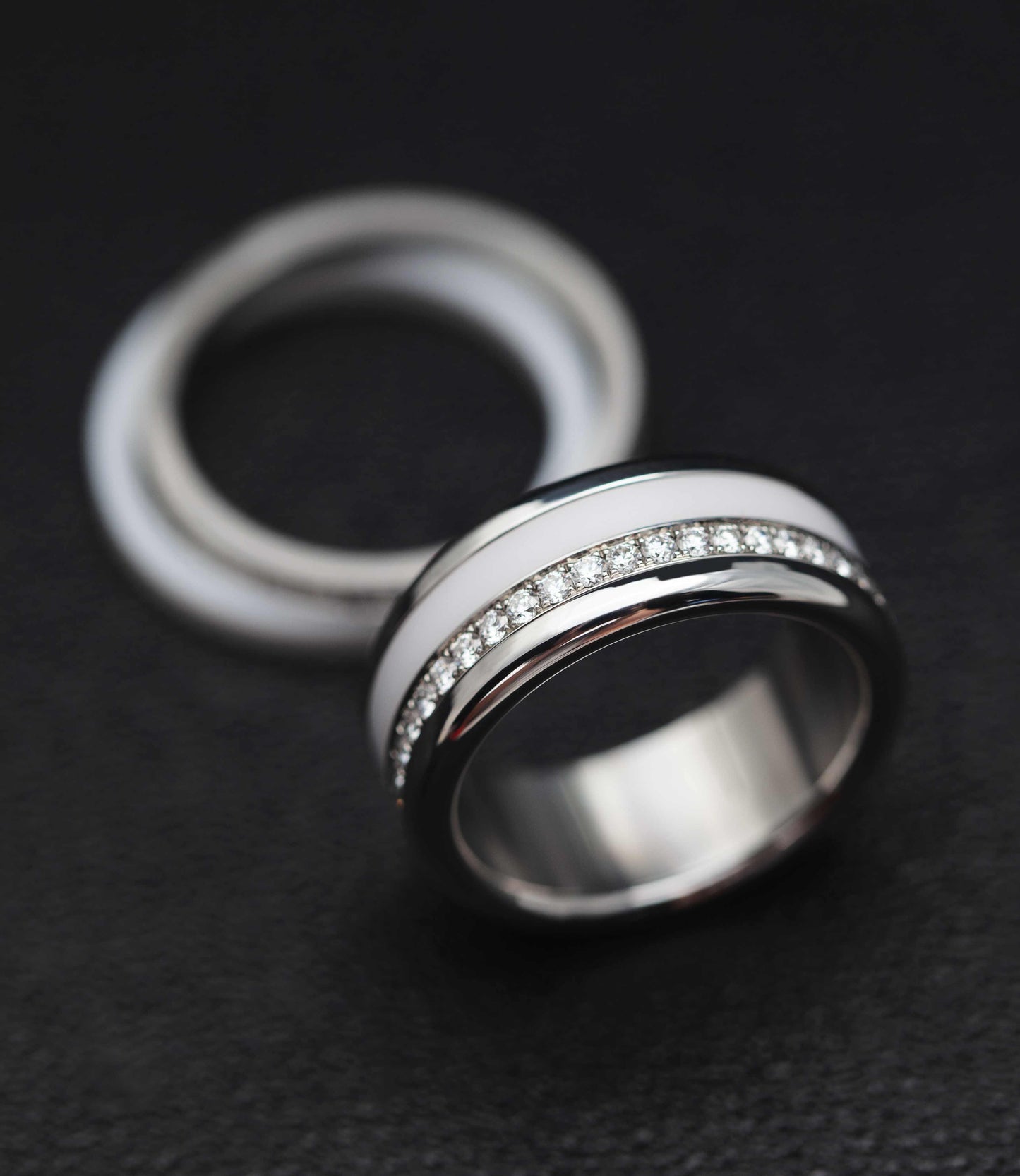 Bague mood joaillerie complète en céramique et et acier sertie de diamants