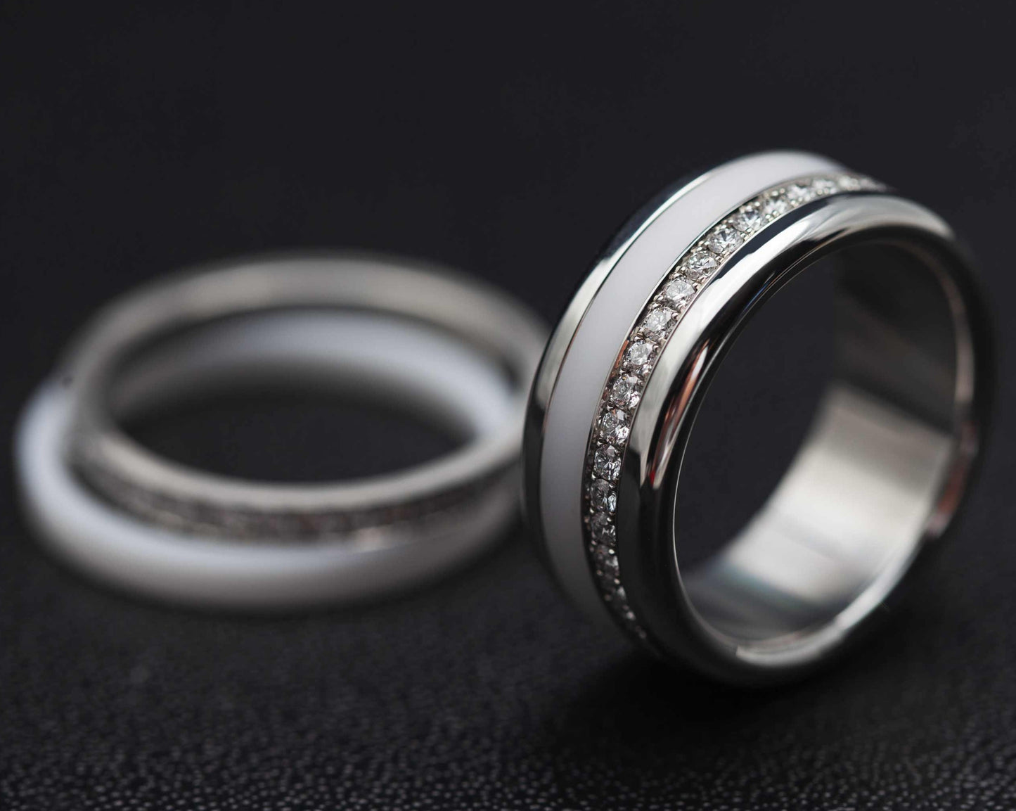 Bague mood joaillerie complète en céramique et et acier sertie de diamants