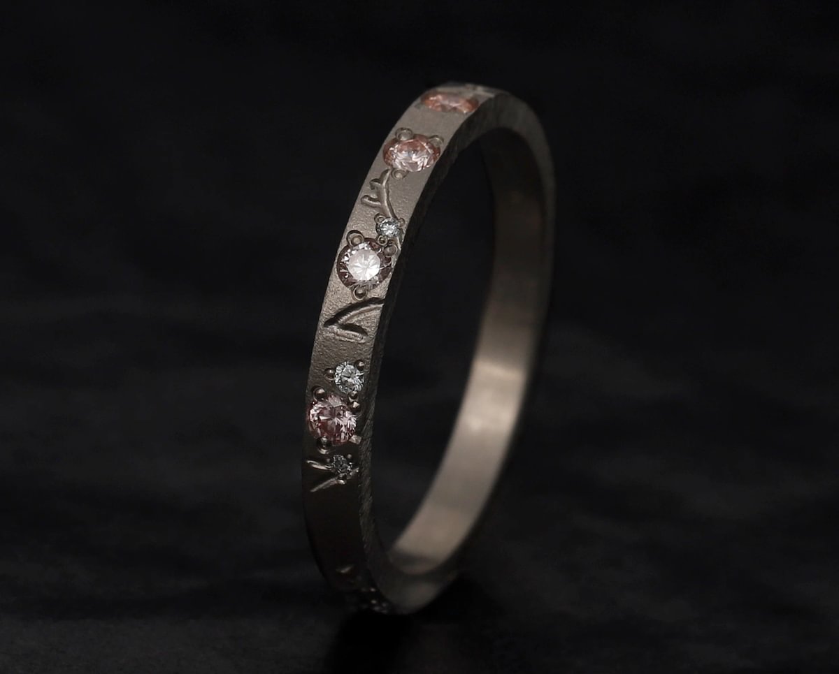 Anneau en or gris 18k (medium) Hanami 03  avec diamants  et diamants roses Purs pour bague mood de luxe