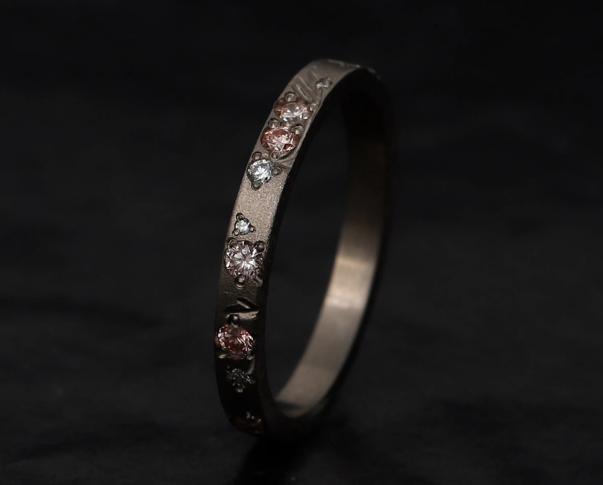 Innenring aus 18K Graugold (Medium Addon) Hanami 01 mit Diamanten und "Pur" rosa Diamanten für mood Luxus-Ring