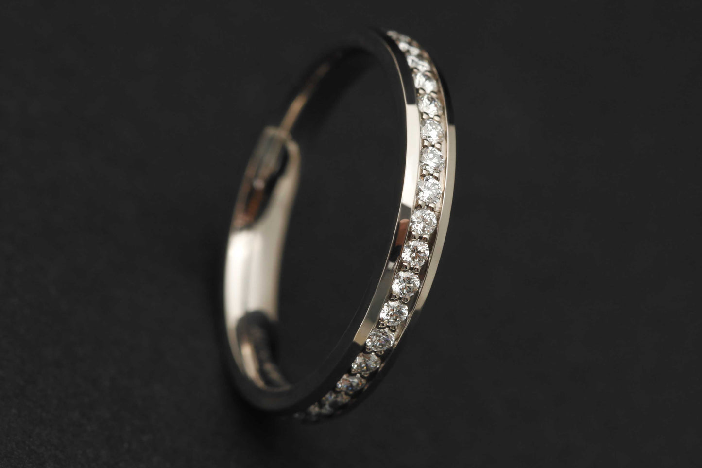 Gefährten-Ring aus Graugold mit 1.3mm Diamanten vollständig besetzt (Neokanalfassung)