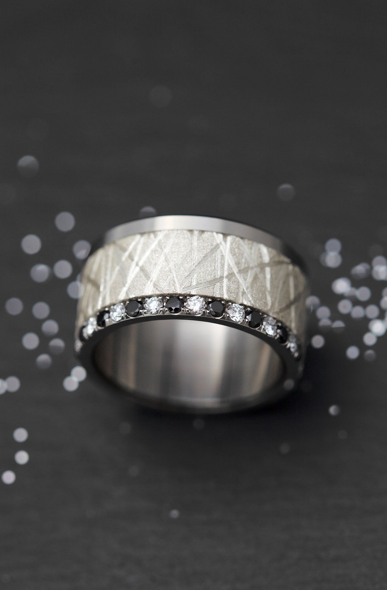 Small Fassung mit Diamanten und 1,9mm schwarzen Diamanten auf einer Seite vollständig besetzt